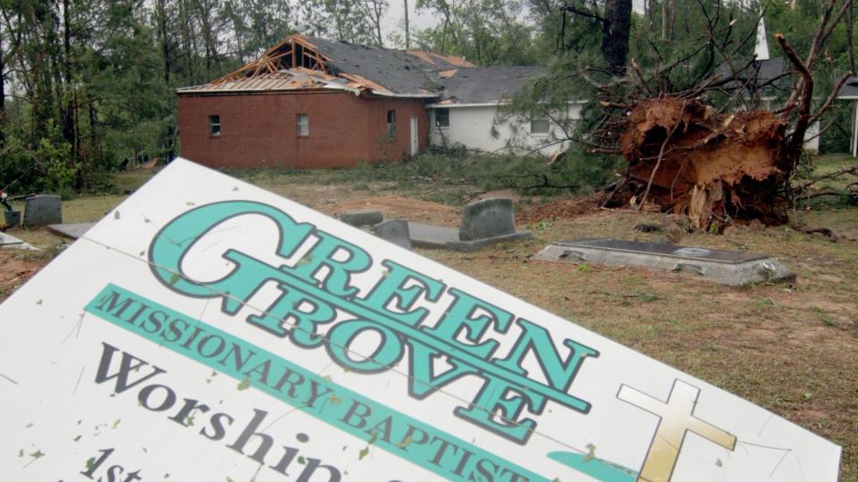 TO FUNNET D�DE: To personer er funnet d�de og flere hus er knust etter tornadoens herjinger i dag. Foto: AP/ The Meridian Star/Scanpix