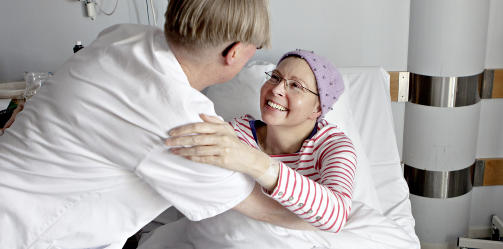 HELSEFARLIG ARBEIDSMILJ�: Solveig Garman-Vik (38) har f�tt diagnosen akutt myelogen leukemi (AML) etter � ha jobbet med kreftforskning p� Radiumhospitalet i elleve �r. Her f�r hun en klem av sykepleier Elisabeth A. Saghaug f�r hun g�r hjem for helgen. F� med hvor fantastiske alle her p� Lovisenberg er mot meg, sier Solveig. 
Foto: LARS EIVIND BONES/DAGBLADET