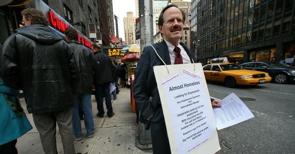 KOLLAPSEN: Slik ble Paul Nawrocki kjendis. Den arbeidsledige 59-�ringen ble selve symbolet p� kollapsen i finansmarkedet h�sten 2008, der han sto med plakat rundt halsen p� Manhattan. Foto: AP Photo/Bebeto Matthews/SCANPIX