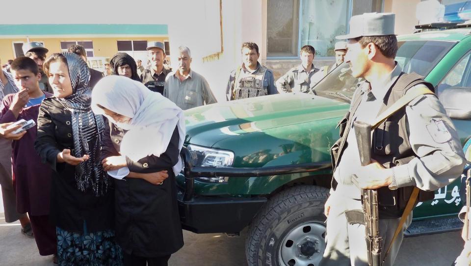 GASSET: En av de gassrammede forlater sykehuset i Kunduz. S� mange som 80 l�rere og elever skal v�re rammet av flere gassangrep mot pikeskoler i byen de siste ukene. Taliban og deres sympatis�rer sl�r spesielt hardt ned p� all form for utdanning av kvinner. Gassangrep er blitt vanlige mot jenteskoler. Foto: EPA/NAQEEB AHMED/Scanpix