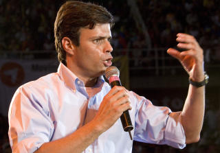 HELT  ELLER KUPP-INVOLVERT? If�lge arrang�ren Oslo Freedom Forum er Leopoldo L�pez en menneskerettighets-helt. Prio-forsker Wenche Hauge mener det ikke er tvil om at han ogs� var involvert i milit�rkuppet i Venezuela i 2002. Foto: AP Photo/Ariana Cubillos/Scanpix