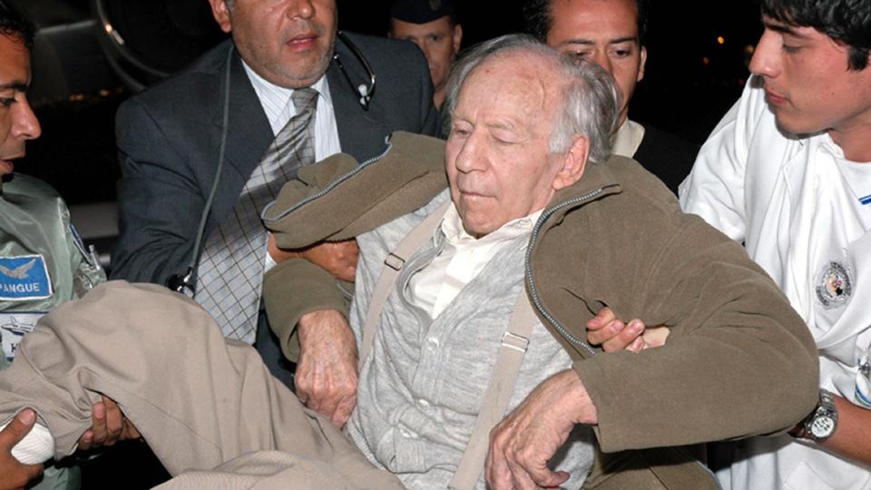 P�GREPET: Eksnazien ble notorisk sektleder i Chile. Her blir han p�grepet i en politiaksjon i Argentina i 2005 etter at han hadde v�rt p� flukt fra chilenske myndigheter. Chile d�mte han for � seksuelt misbrukt 25 barn i sin sekt s�r i Chile. I g�r d�de han av en hjertefeil p� et fengelssykehus i Chile. AFP/SCANPIX