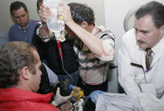 DRAMATISK: Leger kjempet desperat for � st�ppe bl�dningen. Jose Tomas ligger n� i koma p� sykehus. Foto: AFP