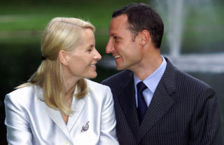 LA FORTIDEN BAK SEG: P� en pressekonferanse like f�r bryllupet i 2001, sa en gr�tende Mette-Marit at hun angret p� ting hun hadde gjort og at hun ville legge det bak seg.
Foto: Lise �serud / SCANPIX
