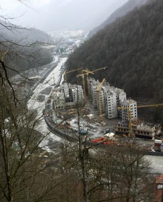 JORDSKRED: En geolog har varslet om jordskredfare i Sotsji, der vinter-OL i 2014 avholdes. N� har han r�mt til Ukraina og frykter b�de for sitt eget liv og rettforf�lgelse fra myndighetene. Her bygges hus nede ved et elveleie utenfor byen. Foto: Igor Yakunin/Ap