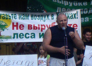 VIL VERNE EIKESKOG:  En iskald morgen i november 2008 ble avisredakt�r Mikhail Beketov funnet hardt skadd med massive hodeskader p� g�rdsplassen utenfor huset sitt. Han l� lenge i koma og svevde mellom liv og d�d. I dag m� han l�re � prate p� nytt.  Foto: Privat