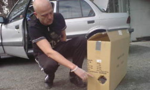 FANT ESKE MED KATT: Klaus S. Ringen fant denne esken med en katt bak en bil s�ndag formiddag. De har anmeldt forholdet til politiet som dyreplageri. Foto: Tove S. Ringen
