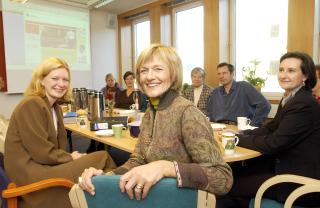 400 000 kr: Generalsekret�r i Redd Barna, Tove Romsaas Wang, tjente 400 000 kroner i 2008. Her under feiring av resultatet etter TV-aksjon i 2003.  Fra venstre: Ellen Berg Svenn�s, Gro Br�kken, Tove Romsaas Wang, Zo� �iestad, Kari Britt Husev�g, Sven Erik Lynne og Heidi Jarbekk. Foto: Heiko Junge / SCANPIX
