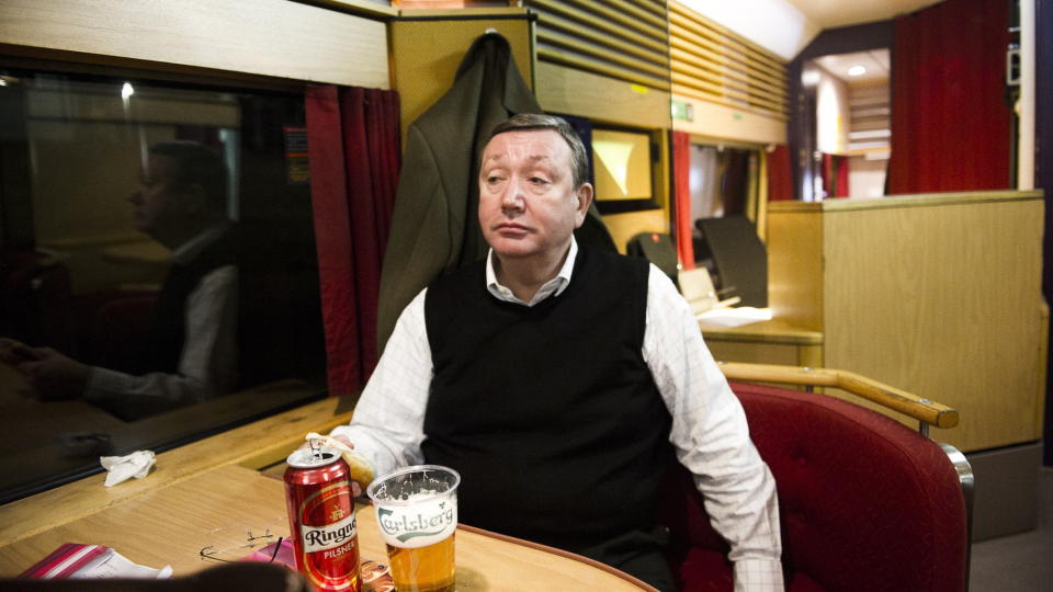 P� reise: Eidsvig er ofte p� reise, her p� vei til Trondheim.
Han nyter gjerne en �l, eller r�dvin, og en sigar hver morgen. Foto: H�kon Eikesdal / Dagbladet