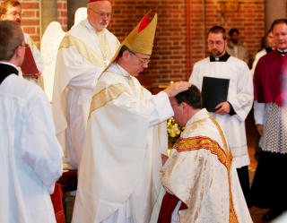 Stort �yeblikk: Bernt Ivar Eidsvig ordineres til biskop i
Trefoldighetskirken i Oslo den 22. oktober 2005. Foto: �rn E. Borgen / SCANPIX
