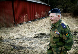 BLE DREPT: Gunnar Foldvik (81) viser stedet hvor to russere ble skutt og drept. Foto: JACQUES HVISTENDAHL