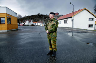 MASSEGRAV BLE PARKERINGSPLASS: - Det er trist � ikke ha noen steder � legge blomster, sier Gunnar Foldvik (81). Her st�r han der hvor massegraven i Stavern l�. Foto: JACQUES HVISTENDAHL/DAGBLADET