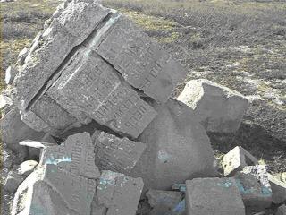 SPRENGT I STYKKER: En anleggsarbeider opplevde h�sten 1950 at et gravmonument ved Bj�rnelvea ble sprengt i stykker. P� sp�rsm�l om hvorfor dette ble gjort, fikk han til svar at �det er s� uhyggelig for turistene � se disse russiske gravmonumentene st� omkring�. Her fra et �delagt monument p� Saltfjellet. Foto: HARRY BJERKLI