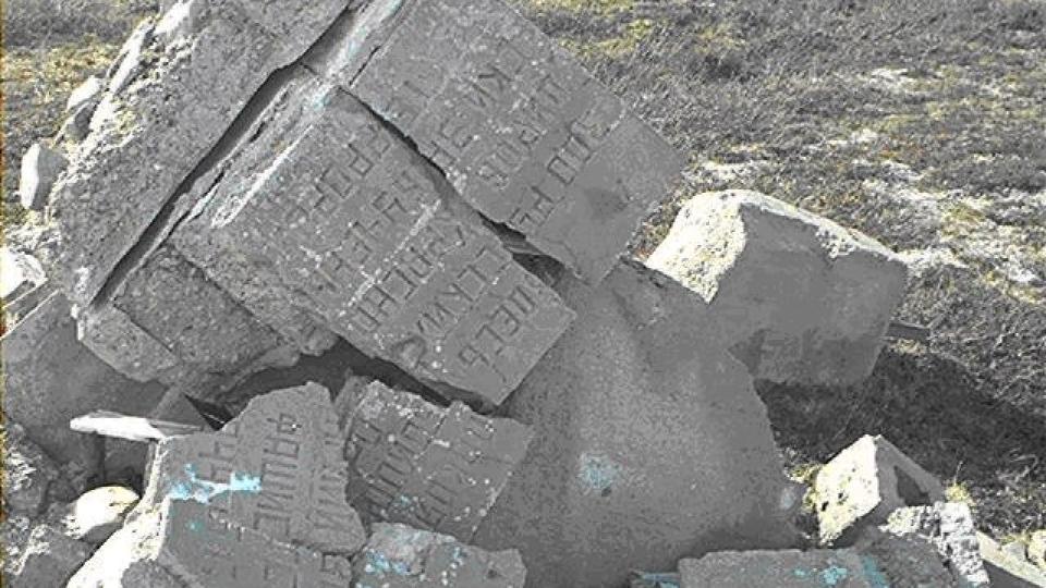 SPRENGT I STYKKER: En anleggsarbeider opplevde h�sten 1950 at et gravmonument ved Bj�rnelva ble sprengt i stykker. P� sp�rsm�l om hvorfor dette ble gjort, fikk han til svar at �det er s� uhyggelig for turistene � se disse russiske gravmonumentene st� omkring�. Her fra det �delagt monument p� Saltfjellet. Foto: HARRY BJERKLI