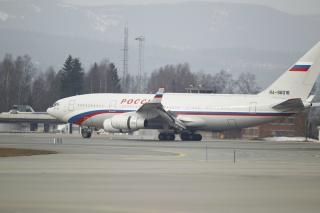 HAR LANDET:  Russlands president Dmitrij Medvedev og hans kone Svetlana Medvedeva landet p� Gardermoen millit�re flyplass i formiddag. Foto: H�kon Mosvold Larsen / Scanpix