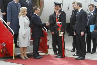 P� GARDERMOEN:  P� Gardermoen ble Dmitrij Medvedev og kona tatt i mot av kronprins Haakon og utenriksminister Jonas Gahr St�re.  Foto: H�kon Mosvold Larsen / Scanpix