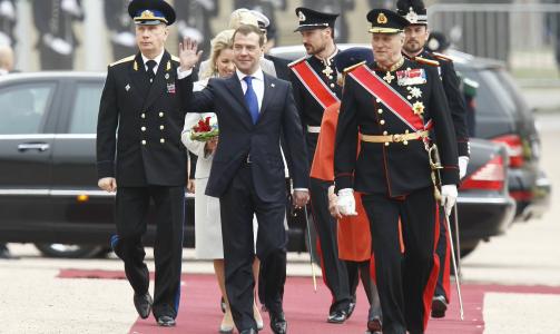 MOTTATT AV KONGEN:  Det russiske presidentparet ble tatt i mot p� slottet av kong Harald. Foto: Heiko Junge / Scanpix