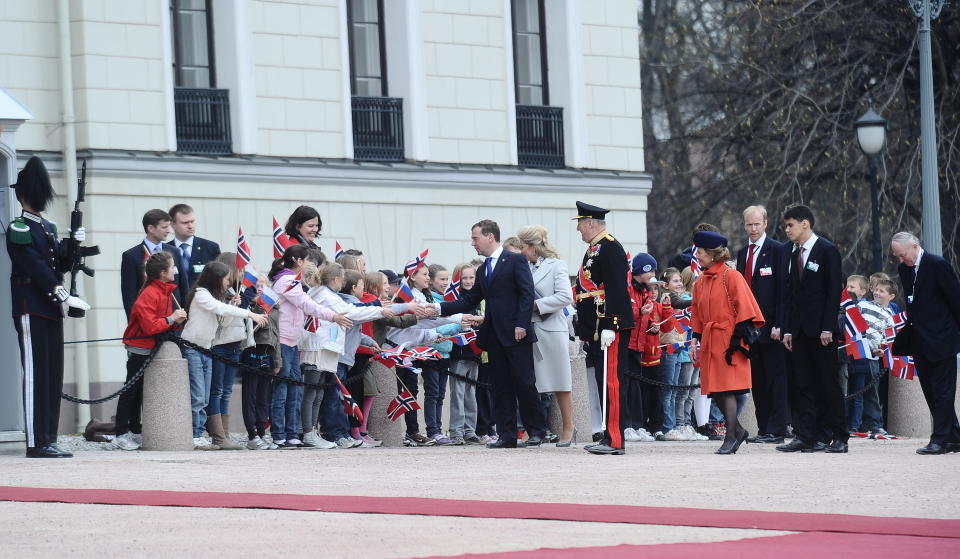 KONGELIG MOTTAKELSE:  Dmitrij Medvedev og kona ble tatt i mot av kongefamilien og norske skoleelever med flagg. Noen av dem fikk h�ndhilse p� presidenten. Foto Haakon Eikesdal