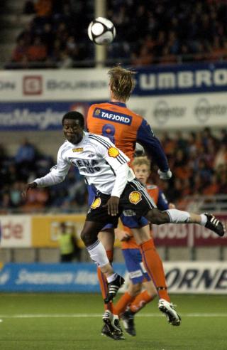 HAVNET I KRANGEL: RBKs Anthony Annan og AAFKs Tor Hogne Aar�y beskyldte hverandre for ufin oppf�rsel etter forrige helgs kamp. Aar�y skal ha ropt afrikaner etter Annan, og debatten om rasisme i fotballen har blusset opp igjen. 

Foto: FRIDGEIR WALDERHAUG