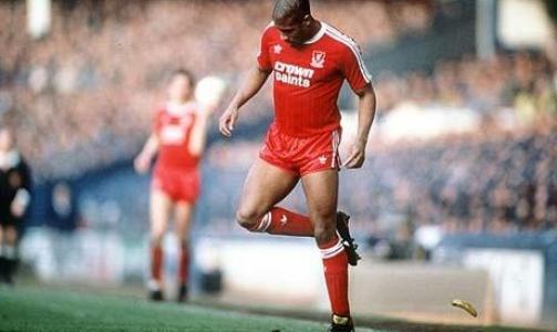 SUPPORTERNE KASTET BANAN ETTER HAM: Liverpools John Barnes er en dem som er blitt utsatt for den verste, rasistiske hetsen i fotballen. Her sparker han vekk en banan med h�len. Tilskuere kastet bananer etter ham under kampen mot Everton i 1988.