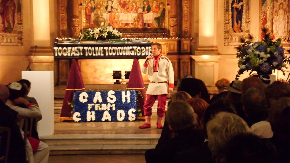 PUNK-JOIK: �nde Somby tar farvel med punklegenden Malcolm McLaren ved � joike �Ulven�. Foto: somban.com