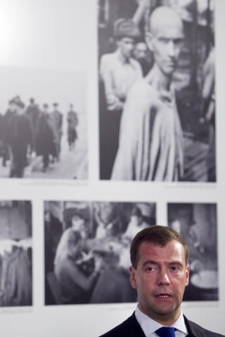 BEVEGET: - Her p� norsk jord ble mange fanger og soldater stedt til hvile. Minnet om de falne er hellig for oss, sa en beveget Dimitrij Medvedev, da han fikk se en utsilling som viste historien til de sovjetiske krigsfangene i Norge. Foto: SCANPIX