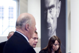 STUSSET: - Medvedev stusset litt da han s� bildet av det �delagte minnesmerket, sier Marianne Neerland Soleim (t.h.) fra Fallstadsenteret. Hun var Medvedevs guide da han og kong Harald �pnet den nye ustillingen. Foto: SCANPIX