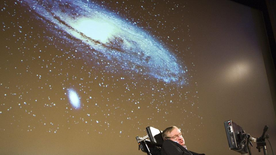 INTELLIGENT LIV: Tatt i betrakning universets enorme st�rrelse, er det overveldene sannsynlig at intelligent liv har oppst�tt andre steder enn p� jorda. Den kjente astrofysikeren Stephen Hawking advarer imidlertid om de potensielt katastrofale f�lgene ved � oppn� kontakt. Foto: AP Photo/Keystone, Salvatore Di Nolfi/SCANPIX