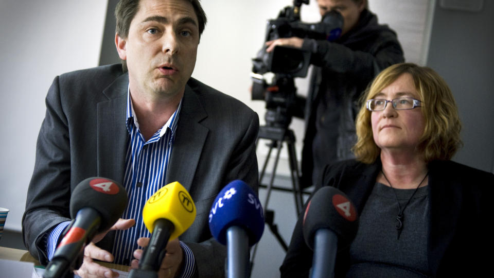�PNER FOR D�DSHJELP: Svenske myndigheter bestemte i dag at pasienter skal kunne avbryte livsforlengende behandling. Avdelingssjef Anders Printz og jurist Maria Jacobsson fortalte om myndighetenes beslutning p� en pressekonferanse i dag.
Foto: Claudio Bresciani / SCANPIX

Foto: Claudio Bresciani / SCANPIX