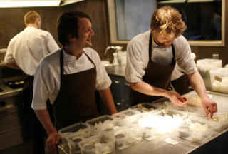  P� KJ�KKENET:  Sjefen Rene Redzepi og en av kokkene p� Noma. FOTO: CHRISTIAN CHARISIUS.