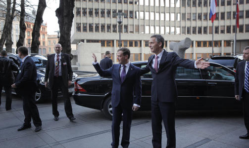FIKK OMVISNING: Dimitrij Medvedev bes�ker Norge og Jens Stoltenberg. Her er han p� vei inn til m�te hos Statsministeren. Foto: Jon Terje Hellgren Hansen