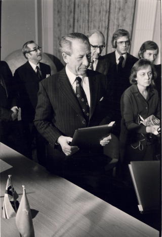 NORGES ENESTE HAVRETTSMINISTER: Jens Evensen forhandlet fra 1964&mdash;68 frem avtaler med Storbritannia, Danmark og Sverige om avgrensningen av sokkelen i Norskehavet og Nordsj�en. Samtidig ble ogs� grunnlaget lagt for inndelingen av kontinentalsokkelen i konsesjonsomr�der (blokker) og et regime for tildeling av konsesjoner. Som formann i Statens oljer�d skrev han sikkerhetsforskriftene for oljevirksomheten p� norsk sokkel &mdash; forskrifter som senere har v�rt m�nster for andre land. 
Foto: Halvor Elvik / Dagbladet