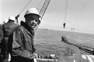 BRATTELI P� BES�K: Ekofisk-feltet ble bygd ut skrittvis. Det var f�rste gang et oljefelt ble bygd ut s� langt til havs i et v�rhardt omr�de. H�sten 1970 ble det gitt tillatelse til � drive pr�veproduksjon p� Ekofisk fra det oppjekkbare borefart�yet Gulftide. Testproduksjonen startet i juni 1971. Statsminister Trygve Bratteli under omvisningen p� pr�veproduksjonsplattfotm. Foto: SCANPIX