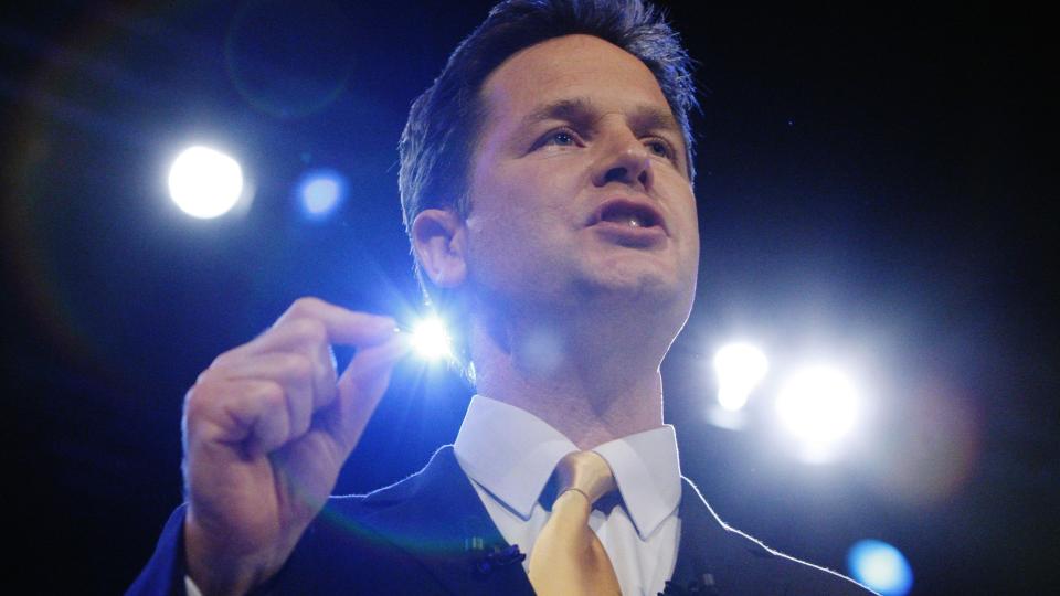VOLDSOM FREMGANG: Liberaldemokratenes leder Nick Clegg b�rer med seg det britiske folkets �nske om forandring: brutte politiske l�fter, finanskrisen og frynsegodeskandalen i Parlamentet har bidratt til en ulmende mistillit mot det britiske systemet. De siste meningsm�lingene gir partiet n�rmere 30 prosents oppslutning. Foto: Reuters/Scanpix