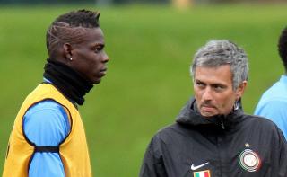 OPPDRAGELSE: Forholdet mellom Balotelli og manager Jos� Mourinho er i beste fall stormfullt.Foto: SCANPIX/EPA/MATTEO BAZZI