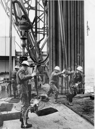 NORDSJ�EN 1966: Arbeid ombord i oljeboringsplattformen Ocean Viking. Herfra begynte de � bore br�nn to p� blokk 2/4 18. september 1969, etter � ha overbevist ledelsen i den internasjonale avdelingen til Phillips om � bevilge penger til � bore �n br�nn til. Det var den siste siste br�nnen i boreprogrammet. Her ble det funnet gass og olje. Funnbr�nnen var den 38. br�nnen som ble boret i Nordsj�en. 
Foto: Billedsentralen / Scanpix