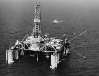 DESEMBER 1969: Under logging i desember 1969 var v�ret sv�rt d�rlig rundt Ocean Viking, p� det verste var det 15 meter h�ye b�lger. Flere av mannskapet ble evakuert med helikopter, og det var fare for at hele riggen skulle velte. Etter et d�gn l�yet v�ret og riggen ble slept i posisjon uten altfor store skader. Loggingsarbeidet ble gjenopptatt 16. desember. 23. desember ble br�nnen forlatt, og 1. juledag var borefart�yet under slep til britisk sektor. Konklusjonen var klar. Det dreide seg om et gigantfunn. 
Foto: Billedsentralen / Scanpix