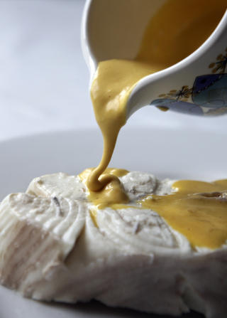 GOD P� FISK: Sausen lages med eggeplommer og brunet sm�r, p� samme m�te som man lager en ekte majones. Litt sennep er juks, men hjelper prosessen.