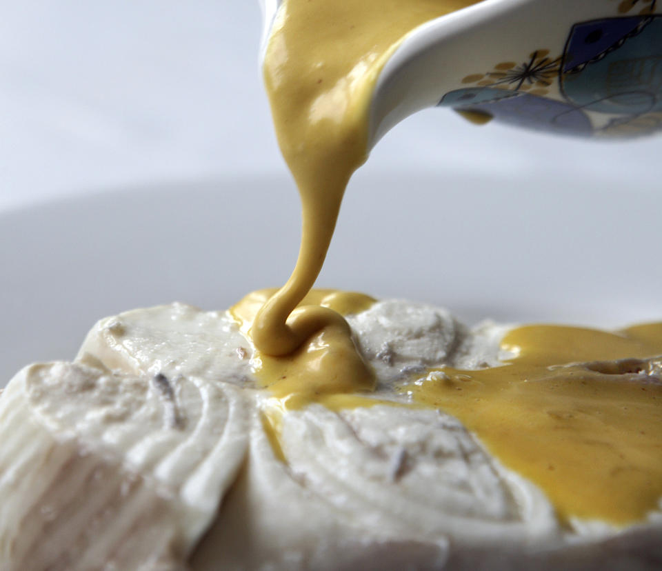 IKKE MAJONES, IKKE HOLLAND�S: Men en hybrid: Kientzheim-saus. Den passer til b�de fisk og kj�tt, og i Magasinet i morgen l�rer Andreas Viestad deg hvordan du lager den relativt nye klassikeren.