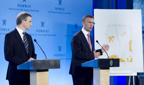 SLAPP NYHETEN: Statsminister Jens Stoltenberg og utenriksminister Jonas Gahr St�re informerte pressen om delelinjen i Barentshavet i formiddag.
Foto: Heiko Junge / Scanpix