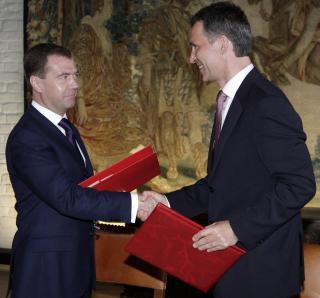 - HISTORISK: Stoltenberg og Russlands president Dmitrij Medvedev avsluttet 40 �rs strid mellom landene. Foto: EPA/DMITRY ASTAKHOV/SCANPIX