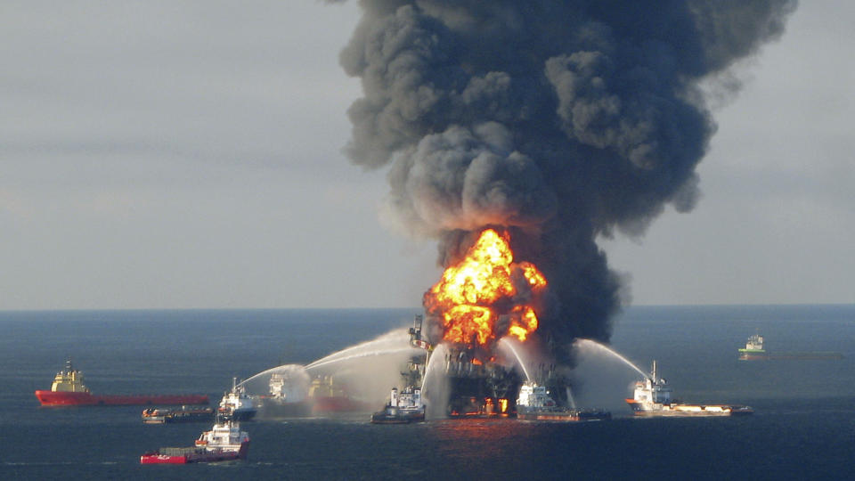  MILJ�KATASTROFE:  Oljeriggen Deepwater Horizon fotografert 21. april, f�r den synker. FOTO: U.S. COAST GUARD/REUTERS/SCANPIX.