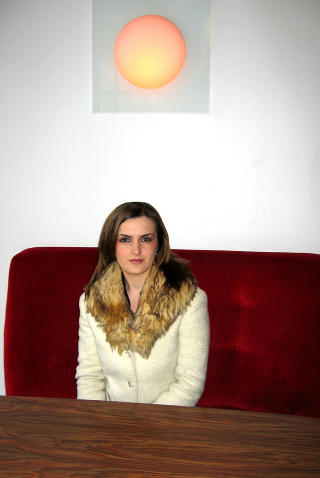 P� CAF�: En lynrask opprydding p� bordet i front gj�r at hovedfokus ligger p� modellen.