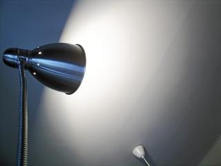 SPARKLE JEVNT: N�r du har sparklet ferdig s� test med en lampe som lyser langs veggen. Da ser du ujevnheter. Foto: �ivind Lie