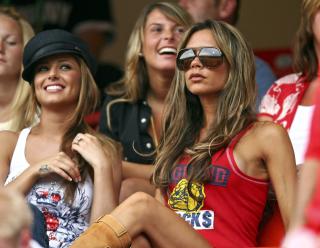SIRKUS: Konene og kjærestene til de engelske spillerne lot pengene få bein å gå på i Tyskland for fire år siden. Denne typen oppstandelse ville ikke trener Fabio Capello ha noe av i Sør-Afrika. Victoria Beckham til høyre. Foto: Kai Pfaffenbach / REUTERS. SIRKUS: Konene og kjærestene til de engelske spillerne lot pengene få bein å gå på i Tyskland for fire år siden. Denne typen oppstandelse ville ikke trener Fabio Capello ha noe av i Sør-Afrika. Victoria Beckham til høyre. Foto: Kai Pfaffenbach / REUTERS.