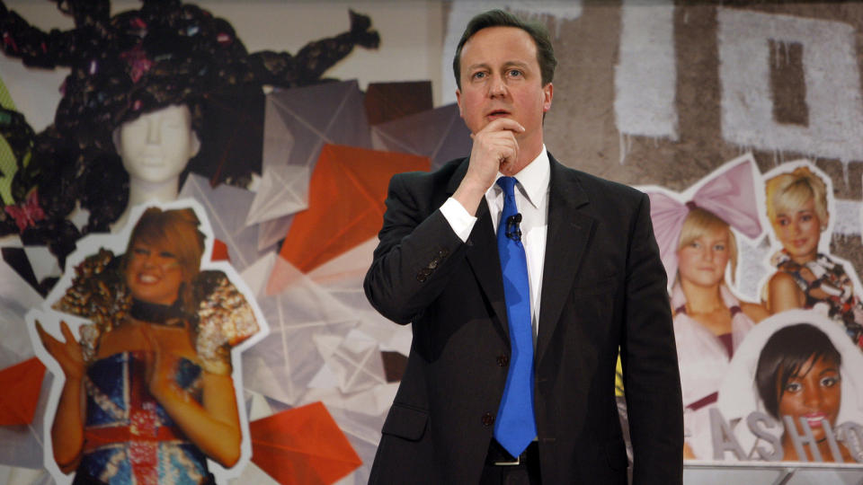 MOT SENTRUM: Partileder David Cameron representerer en ny og mer moderne, postthatcheristisk generasjon av det konservative partiet. Men etter en tid med solid ledelse p� Labour, n�rmer de to partiene seg hverandre i oppslutning. Foto: Reuters/Scanpix