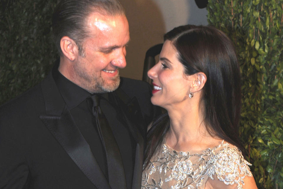 SKILLES: Sandra Bullock og Jesse James under �rets Oscar-utdeling. Like etter ble dette sto flere kvinner fram og fortalte at de hadde hatt et forhold til Jesse James. N� skal paret skilles. Foto: AFP PHOTO/RICH SCHMITT