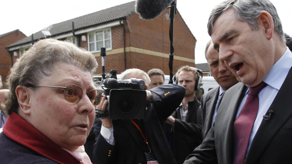 GLEMTE MIKROFONEN: Statsminister Gordon Brown glemte �myggen� p� jakka etter samtalen med 66 �r gamle Gillian Duffy. Da han forlot valgkampbidraget i Rochdale fortalte han r�dgiverne i bilen hva han egentlig mente om kvinnen. Det hele for �pen mikrofon. Foto: REUTERS/Suzanne Plunkett/SCANPIX