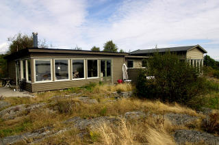 GAMLEHYTTA: Stein Erik Hagen m�tte i sin tid som saks�kt i  Krager� tingrett i forbindelse med kj�pet av denne hytta p� R�ssholmen. Partene inngikk forlik, og Hagen tok over. Hytta ble revet og overtatt av lillebror. N� er det eldstedatteren er ny eier. 
Foto: Bj�rn Harry Sch�nhaug / SCANPIX