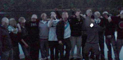 OMFATTENDE MILJ�: Her er noen av de 80 ungdommene som er kartlagt i et h�yreekstremt milj� i Kristiansand. Under bildet st�r det Some of the skins !!.